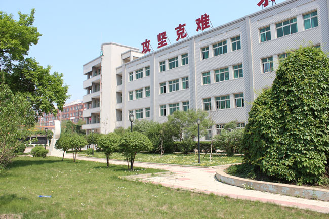 西校区教学楼和小花园.jpg